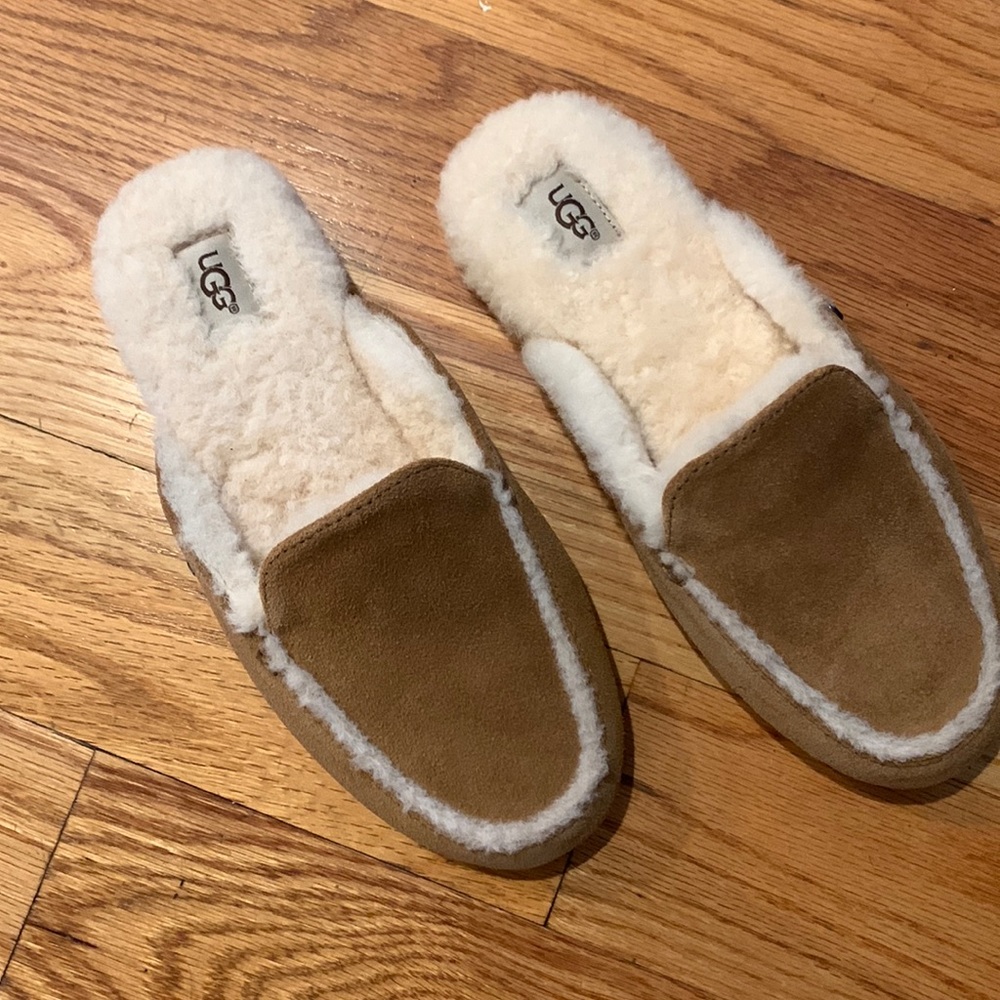 Sold! 🎈Ugg slippers. Perfect condition.